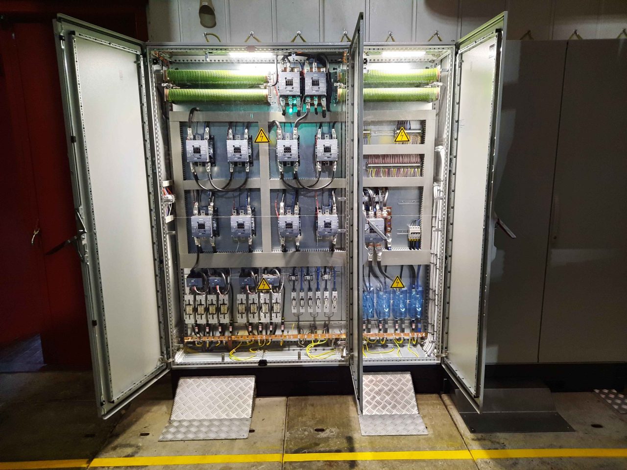 Bij KEMA Labs in Arnhem heeft Modderkolk meegewerkt aan de vernieuwing van de regelkasten voor de laadspanningen van twee synthetische installaties in het kortsluitlaboratorium. De verouderde regelkast uit de jaren ’80 is vervangen door een betrouwbare, veilige en toekomstbestendige oplossing die aansluit op de bestaande processen. Dankzij de jarenlange samenwerking met KEMA Labs draagt Modderkolk met engineering, panelenbouw, inspecties en installatie bij aan de continuïteit van deze unieke testfaciliteit.