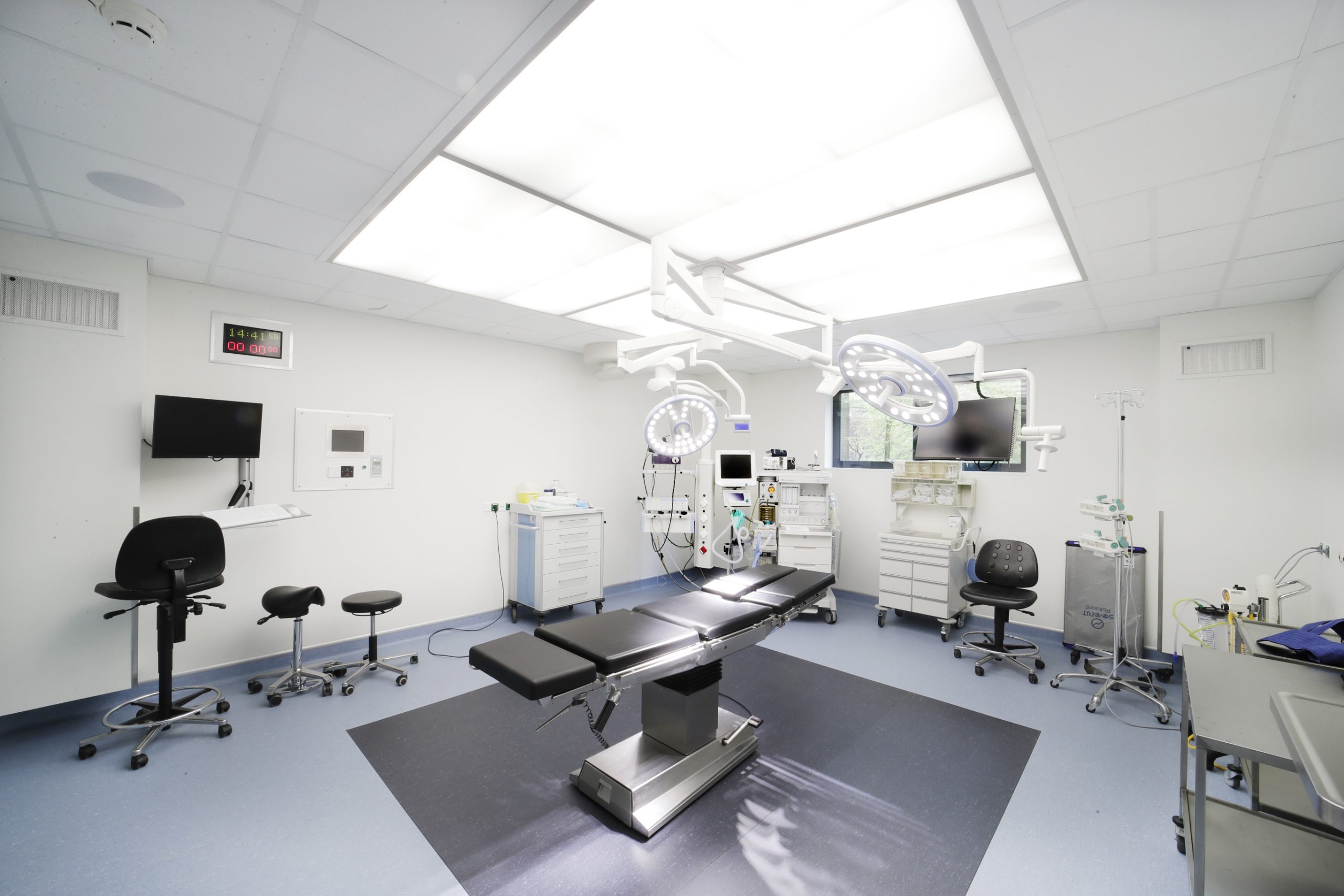 Modderkolk - operatiecomplexen-operatiekamer-plafondpanelen-verlichting-inrichting-scaled