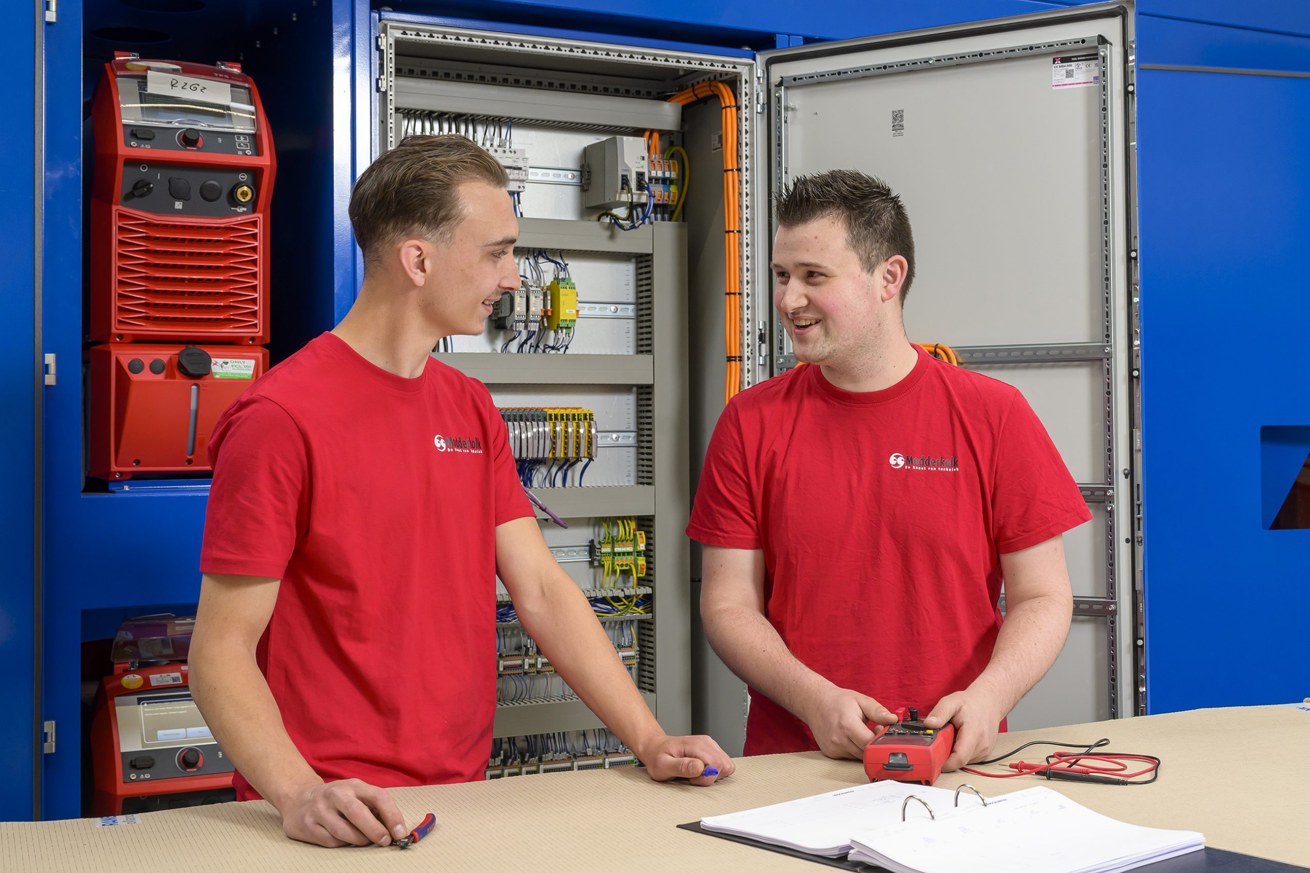 Modderkolk - opleidingen-elektrotechniek-praktijktraining-samenwerken-paneelbouw-scaled